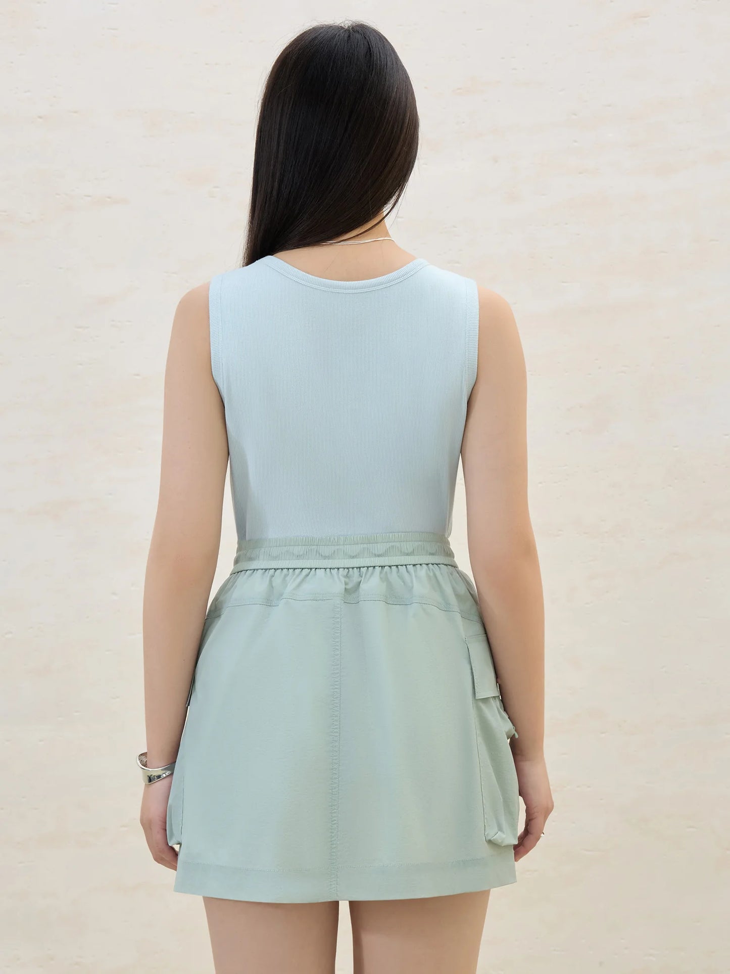 Kurzärmeliges Damen-T-Shirt aus Lyocell mit V-Ausschnitt und Metallperlen-Details – vielseitig und lässig für den Sommer