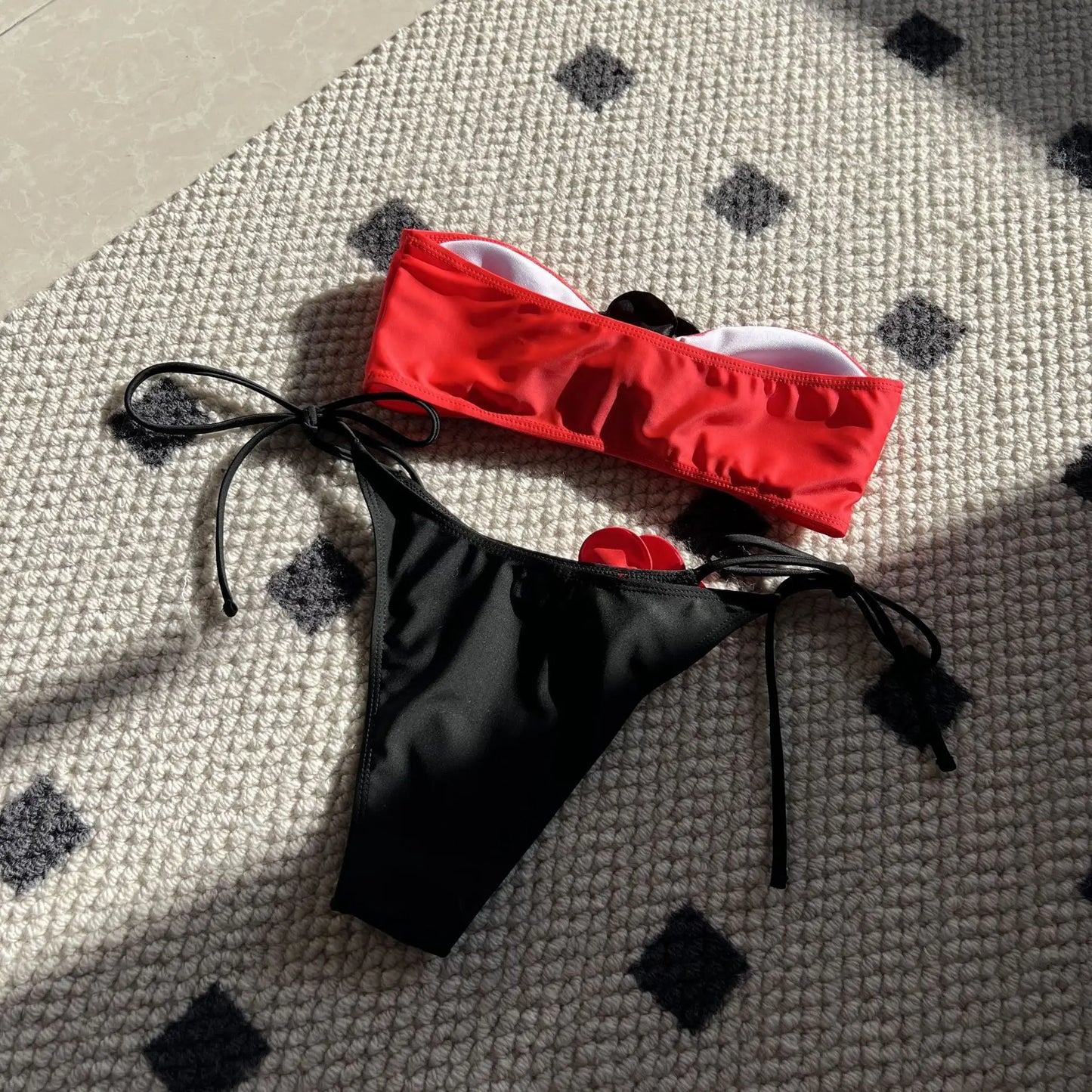 Gestreifter Damen-Bikini im brasilianischen Stil – ideal für Strand und Pool