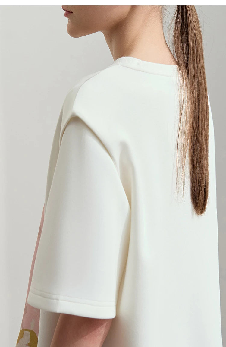Damen T-Shirt im minimalistischen Stil mit lässigem O-Ausschnitt und Kunstdruck