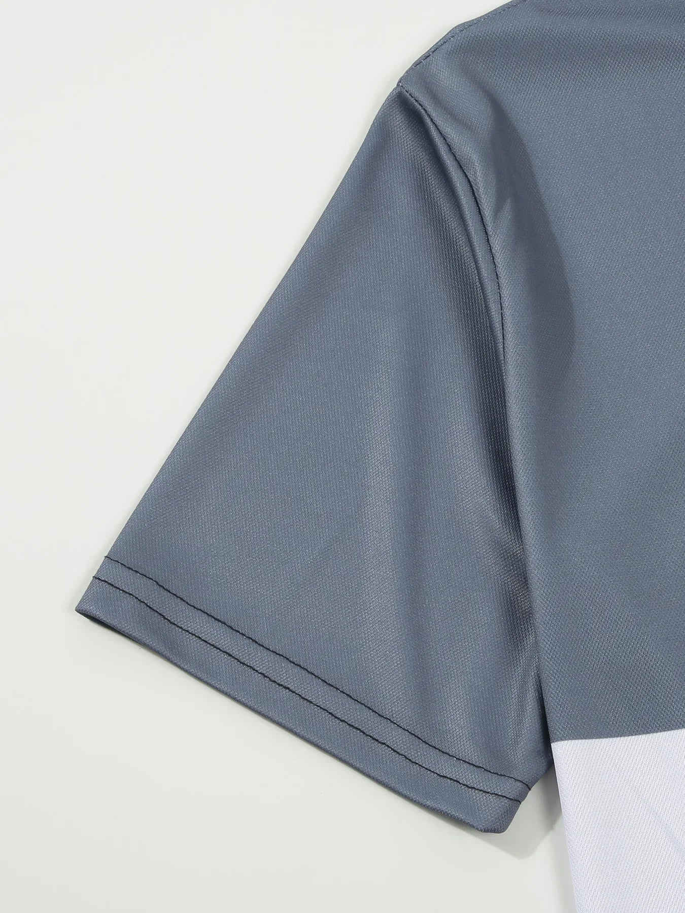 Kurzärmeliges Herren-Poloshirt mit Stehkragen im Camouflage-Design – lässig und in großen Größen erhältlich.