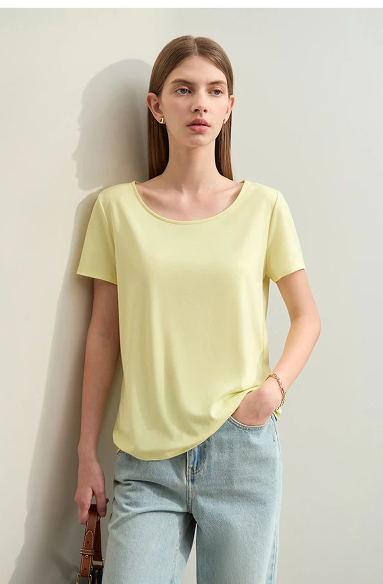 Damen T-Shirt im minimalistischen Stil mit großem U-Ausschnitt und kurzen Ärmeln