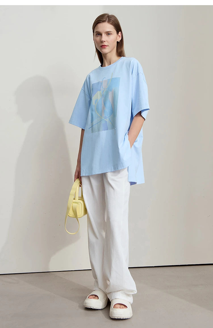 Damen T-Shirt im minimalistischen Design mit unregelmäßigem Schnitt und abstraktem Druck