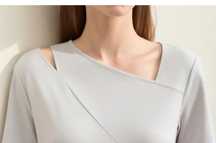 Damen T-Shirts im Minimalismus-Stil mit asymmetrischem V-Ausschnitt und kurzen Ärmeln