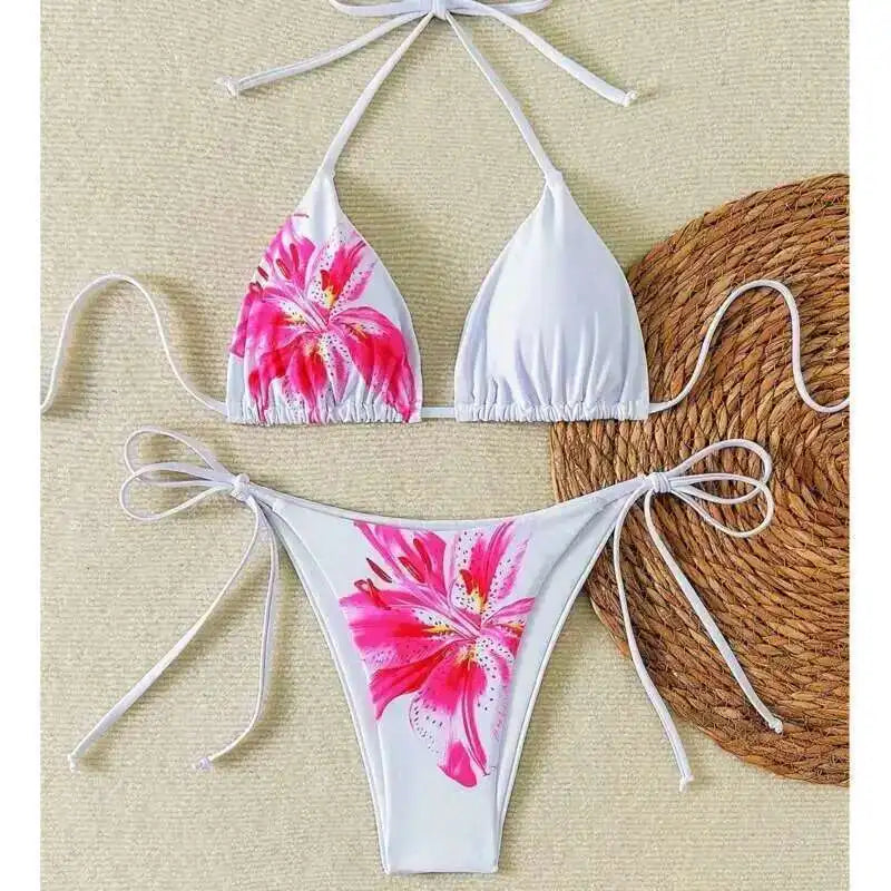 Sommerlicher roter Bikini mit Push-up-Effekt – verführerisches Bade-Set im brasilianischen Stil für Strand und Pool.