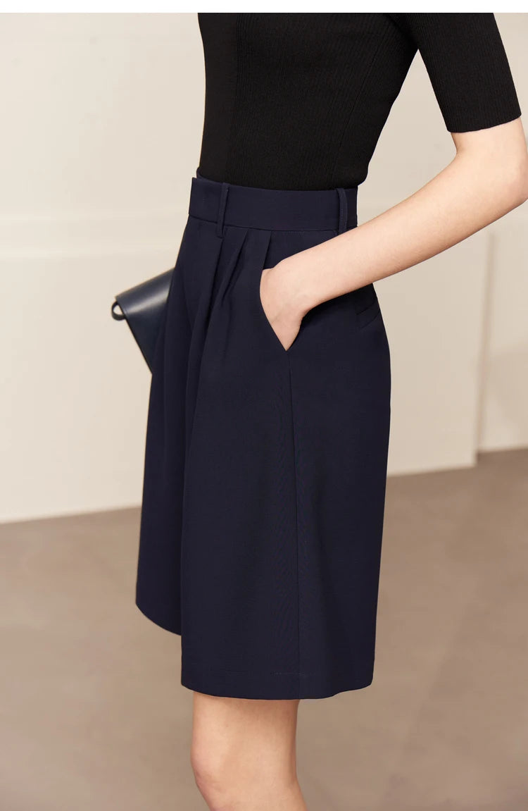 Damen Shorts im minimalistischen Stil für das Büro mit weitem Bein