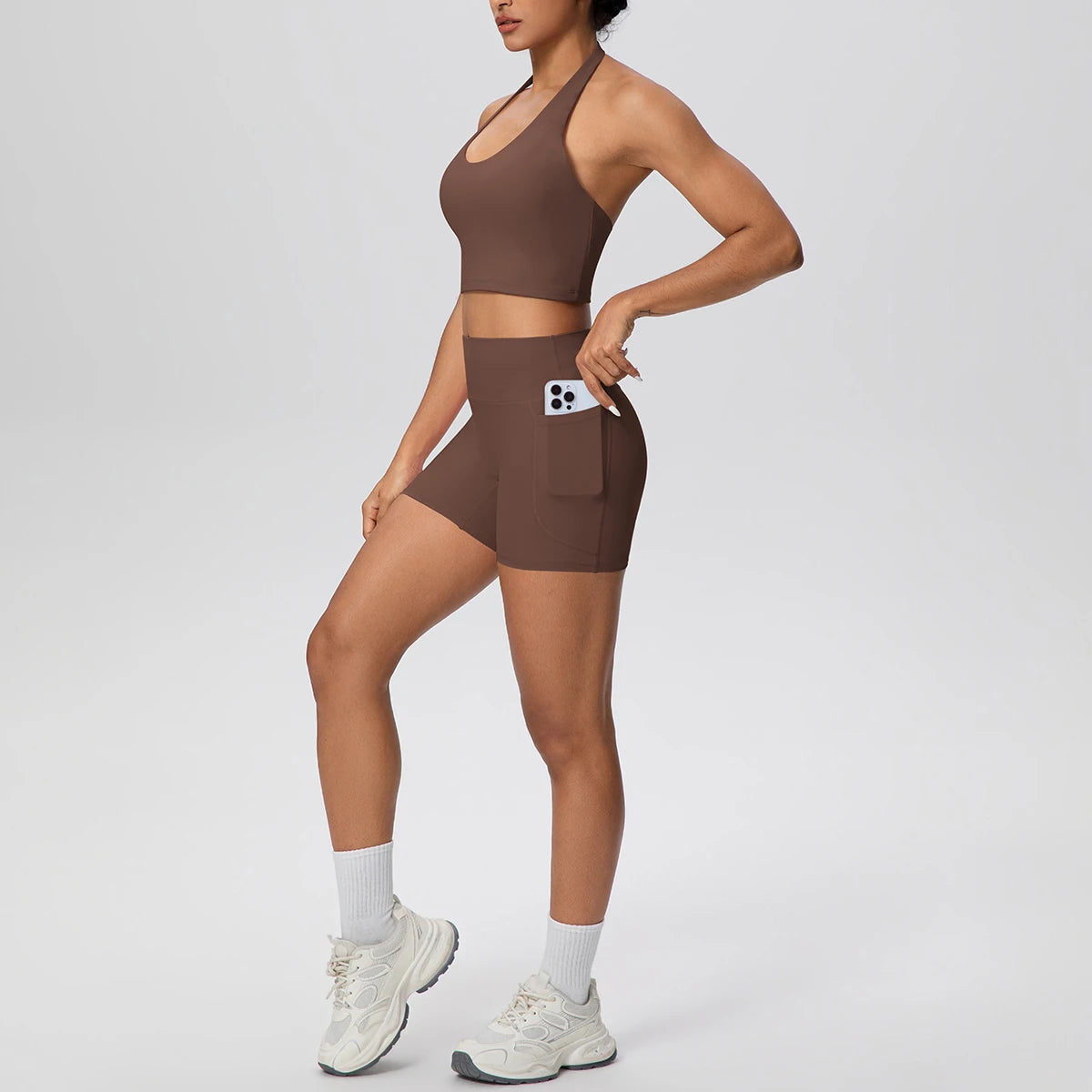 Damen-Yoga-Set mit braunem BH-Top und Shorts, mit Fronttasche