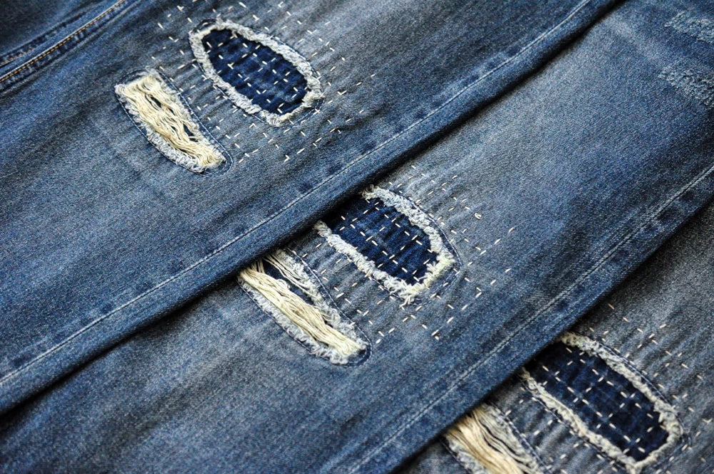 Männer Jeans im Vintage-Stil mit bestickten Patches und zerrissenen Details