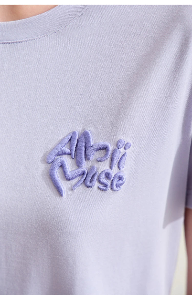 Damen T-Shirt im Minimalismus-Stil mit O-Ausschnitt und Stickerei