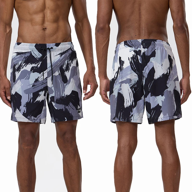 Sommerliche Herren-Badeshorts aus Polyester mit schnelltrocknendem Druck und Mesh-Innenfutter – ideal für Strand und Sport in großen Größen.