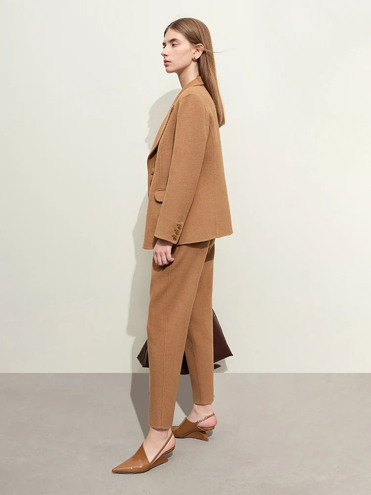 Damen Wollmantel im minimalistischen Stil mit Gürtel und gekerbtem Kragen
