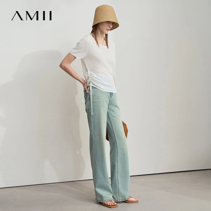 Damen Jeans im minimalistischen Sommer-Style mit schmalem geradem Bein