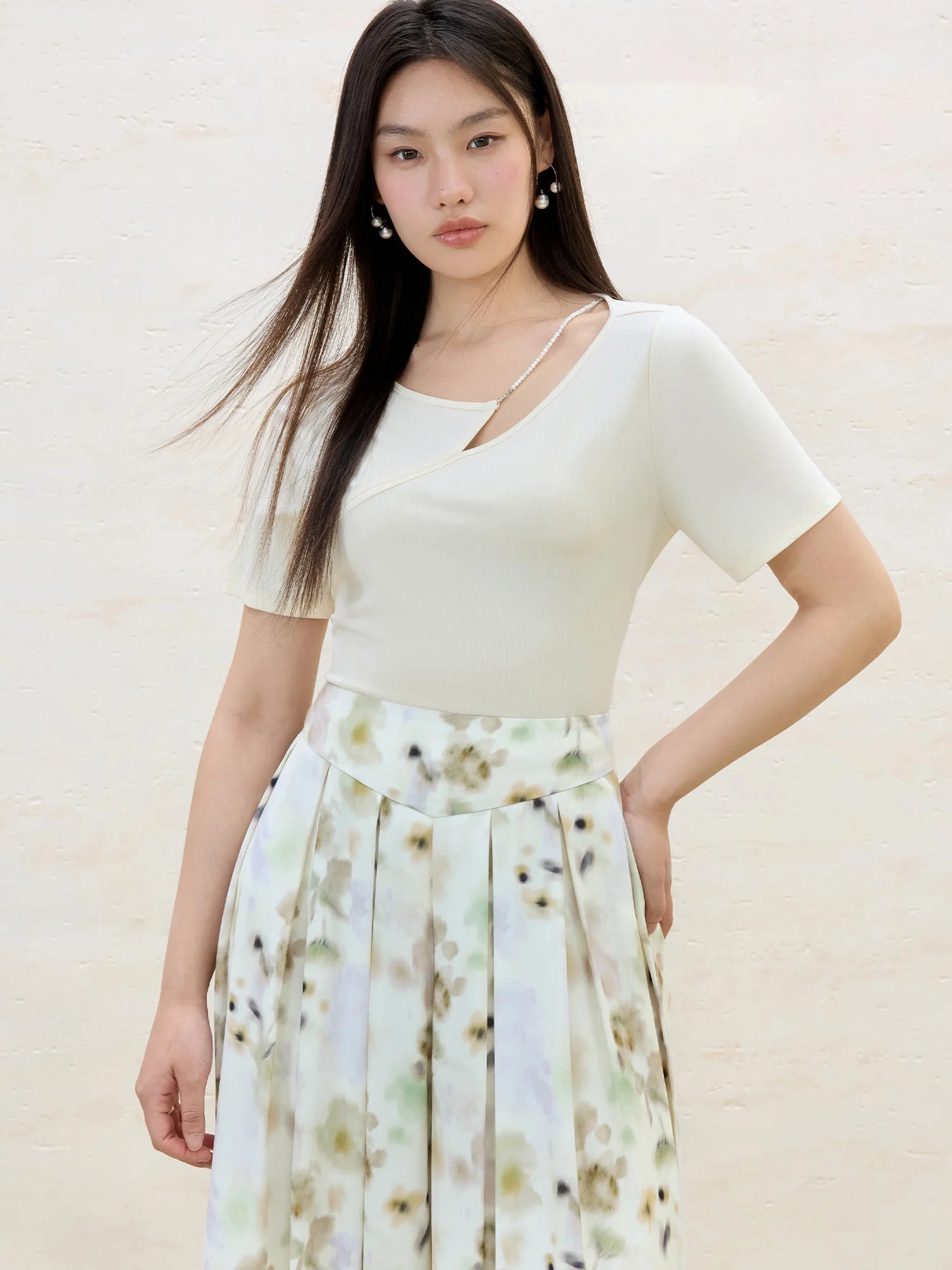 Beige Damenbluse mit Puffärmeln und Umlegekragen, einreihig mit Knopfverzierung – leichtes, kurzes Design