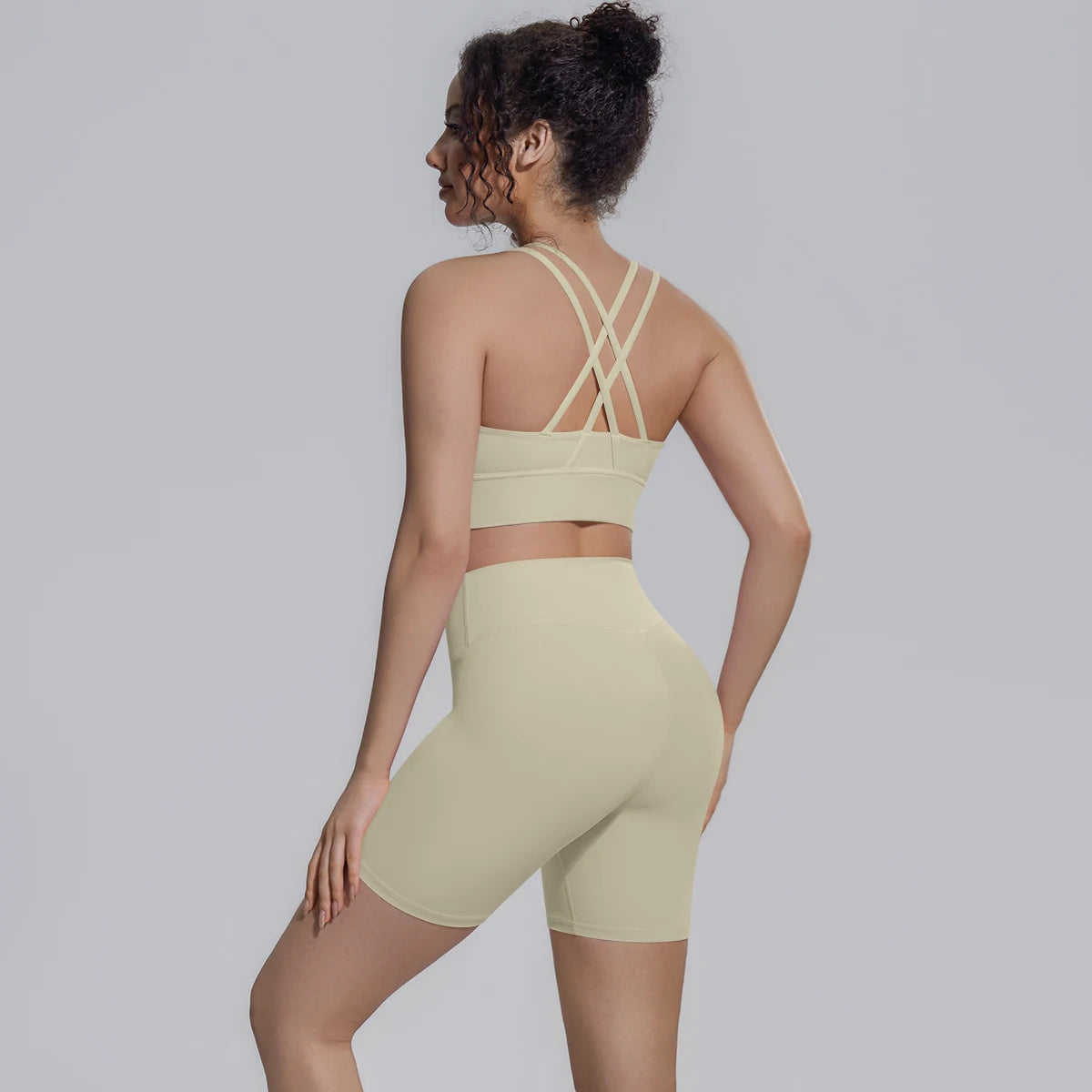 Damen-Yoga-Set: Sport-BH mit Rückenkreuz und Biker-Shorts, hellbeige