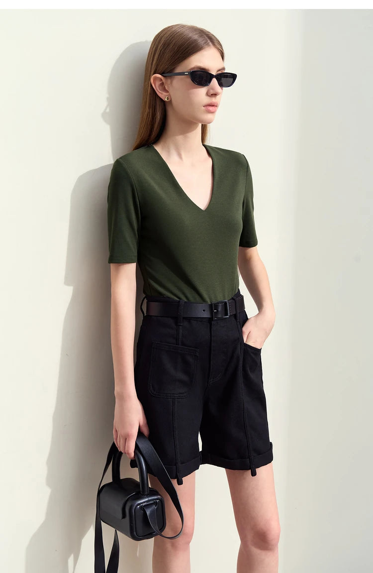 Damen T-Shirt im Minimalismus-Stil mit V-Ausschnitt und halben Ärmeln