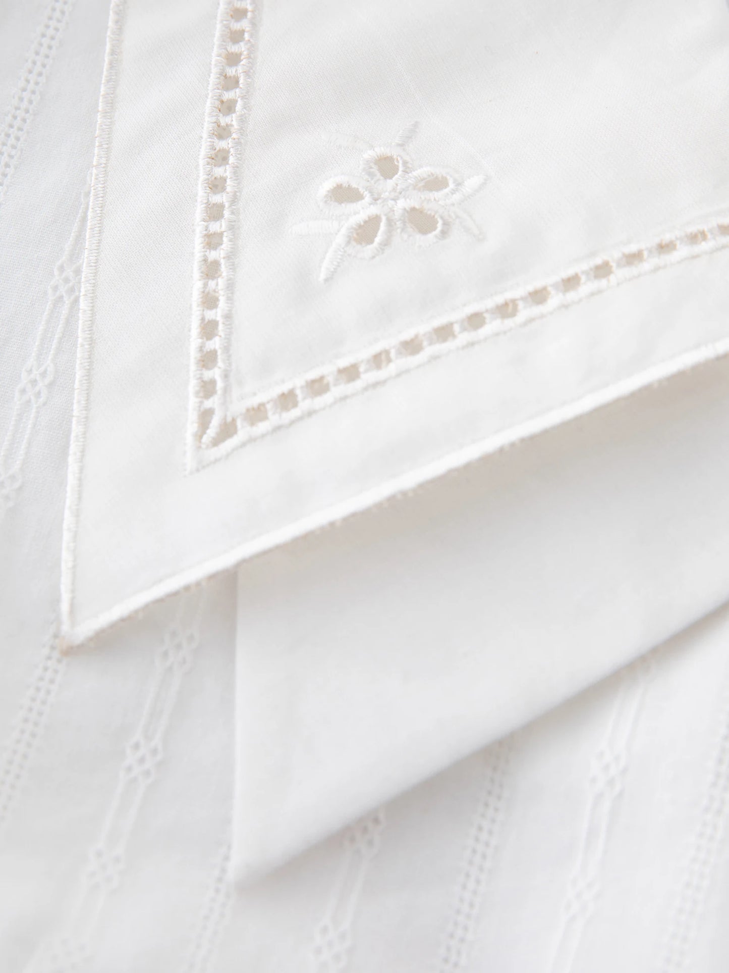 Vielseitige, romantische Damenbluse aus erfrischendem Chiffon – ideal für den Sommer.