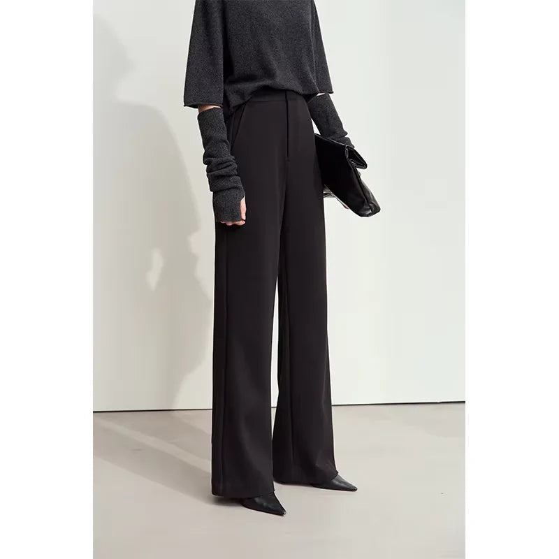 Damen-Casualhose aus PU-Leder mit kontrastierenden Farben und Falten im konischen Schnitt – Neun-Punkte-Länge.