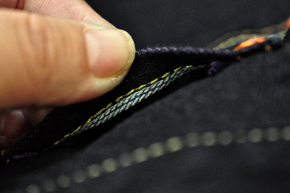 Herren Jeans im Vintage-Stil mit doppelseitiger Färbung und Kanten