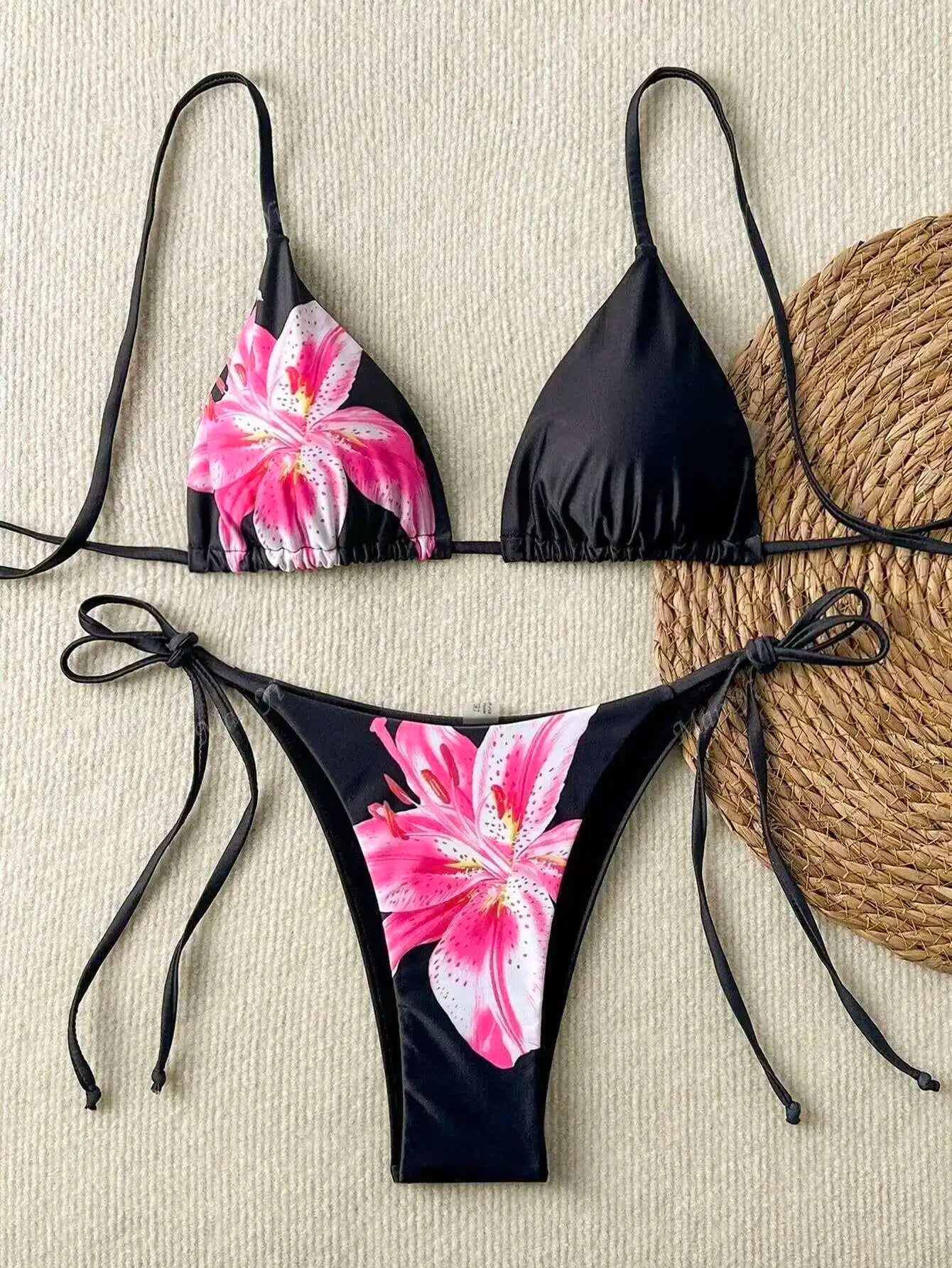 Sommerlicher roter Bikini mit Push-up-Effekt – verführerisches Bade-Set im brasilianischen Stil für Strand und Pool.
