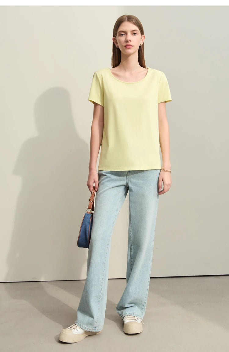 Damen T-Shirt im minimalistischen Stil mit großem U-Ausschnitt und kurzen Ärmeln