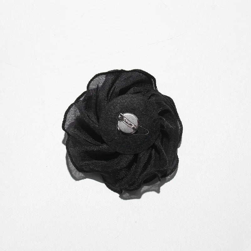 Ärmelloses Damenkleid mit 3D-Blumen, schwingendem Kragen und Rückenausschnitt – ideal für besondere Anlässe