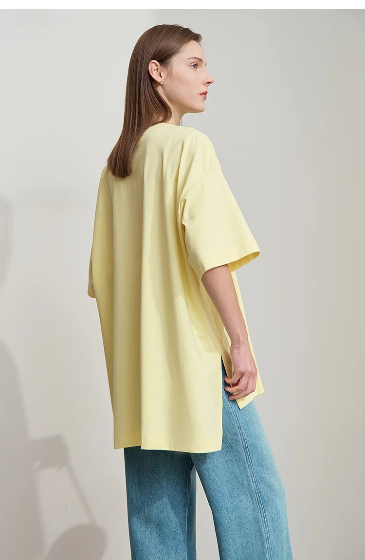 Damen T-Shirt im minimalistischen Design mit unregelmäßigem Schnitt und abstraktem Druck