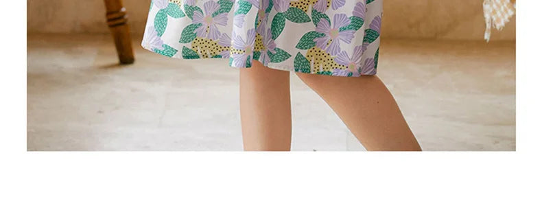 Kurzes Mädchen-Kleid mit Puffärmeln und Cheongsam-Design, Patchwork aus Gaze in Lila-Blau, mit Perlenknöpfen – für Kinder von 3 bis 12 Jahren.