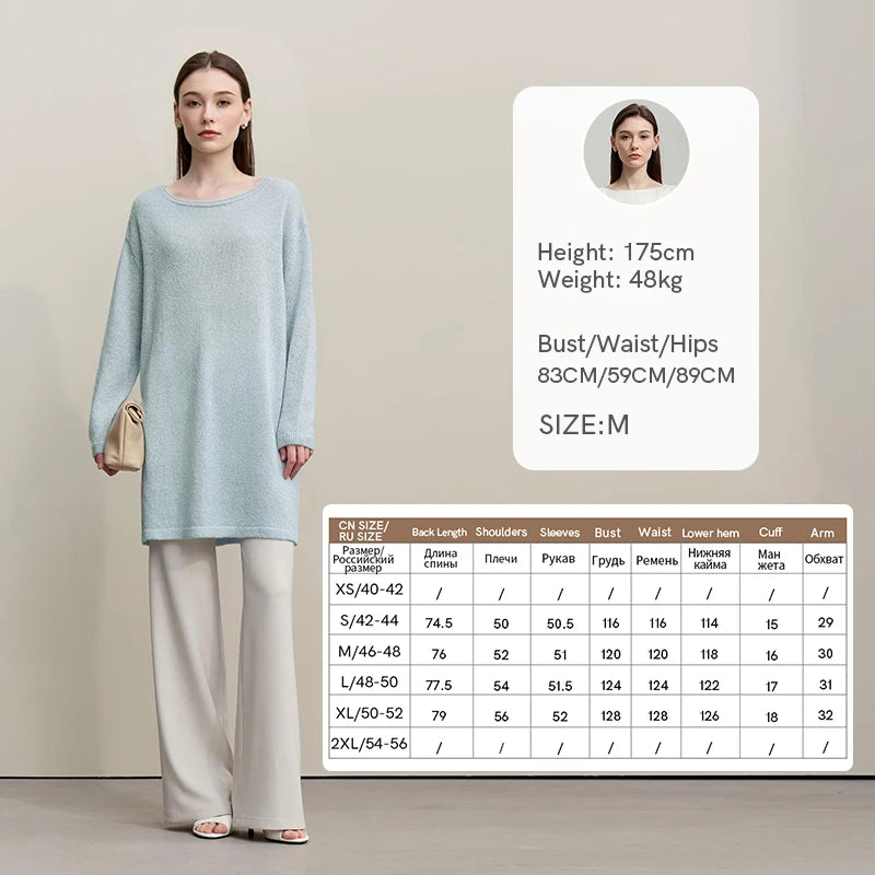Hellblauer Strickpullover mit Rundhalsausschnitt, langen Ärmeln und Bindegürtel