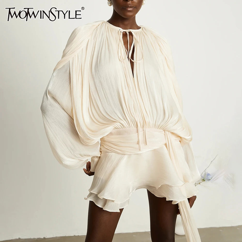 Lässiges Damen-Kleid mit Rundhalsausschnitt und Schnürung – Langarm, Rüschen und Falten im minimalistischen Design für einen eleganten Look.