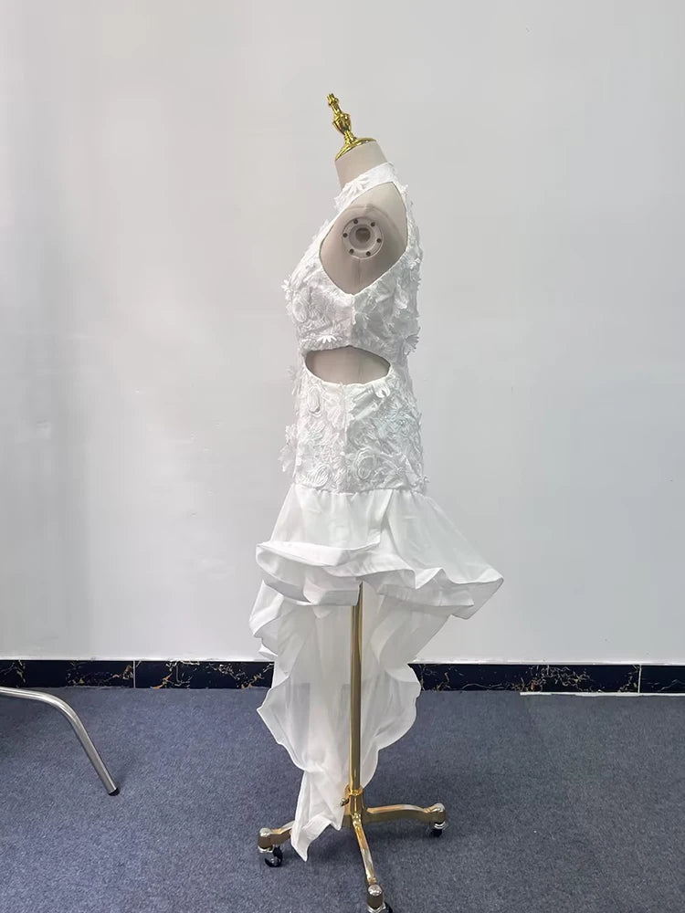 Ärmelloses Damen-Kleid mit Karree-Ausschnitt und 3D-Blumen-Patchwork im Colorblock-Design – figurbetont und stilvoll.