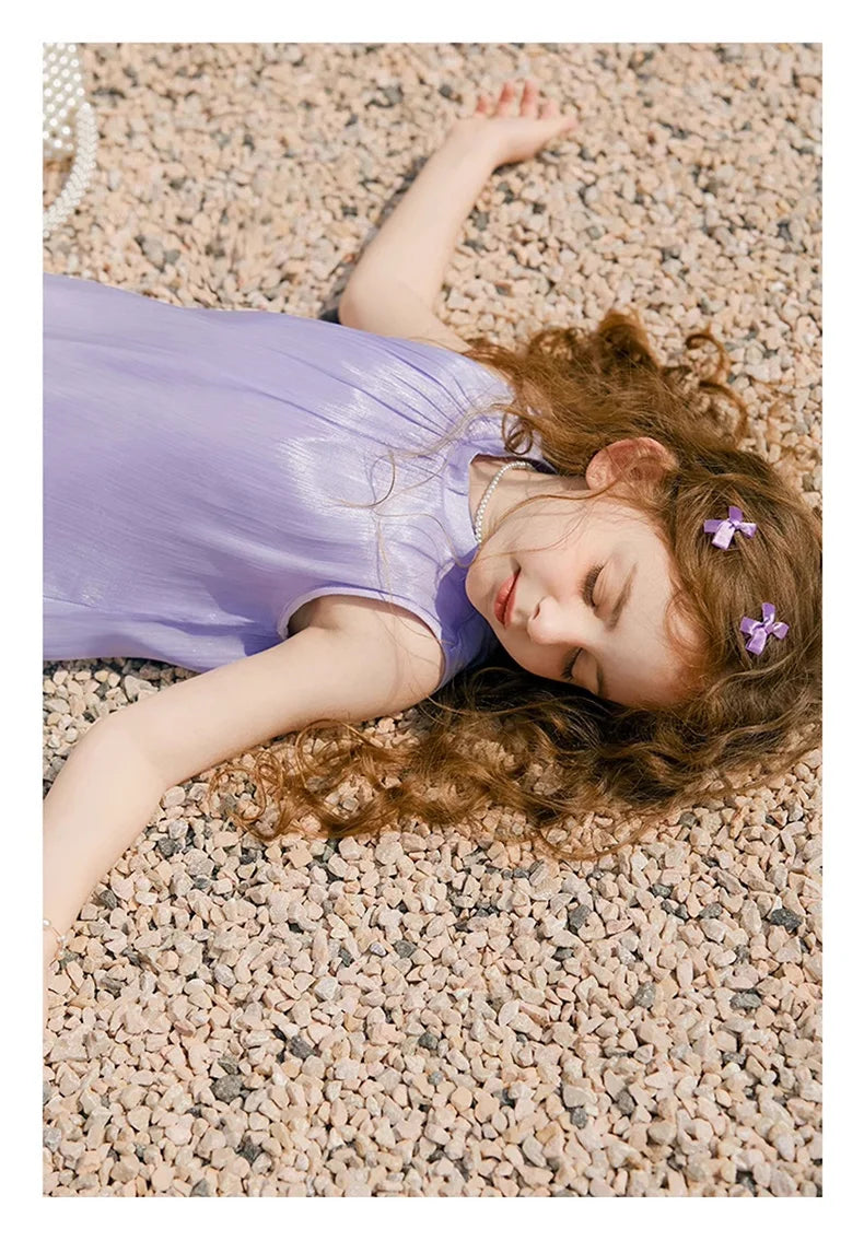 Ärmelloses Sommerkleid mit kleinen Blumen für Mädchen und passende Mutterkleid-Option aus 100% Baumwolle – ideal für den Strandurlaub