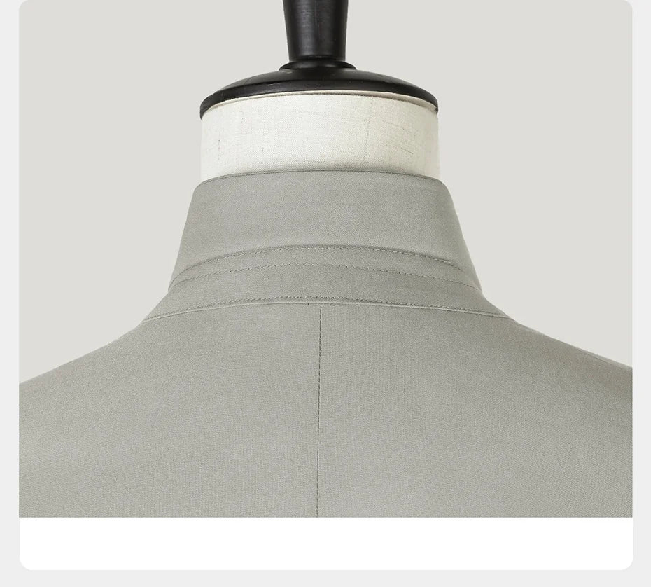 Eleganter Herrenanzug mit grauem Nadelstreifen, doppelreihigem Sakko, Weste und Hose – ideal für Hochzeit, Büro und festliche Anlässe.