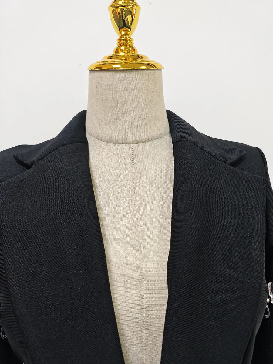 Elegantes Damenkleid mit Rundhalsausschnitt, halblangen Ärmeln und Spitzen-Patchwork-Design – figurbetont und stilvoll.