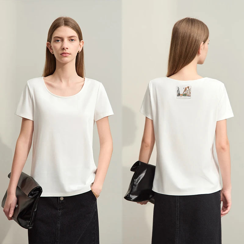 Damen T-Shirt im minimalistischen Stil mit großem U-Ausschnitt und kurzen Ärmeln