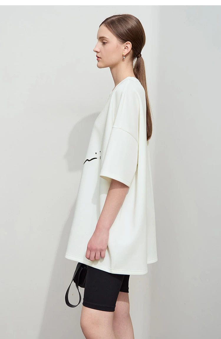 Damen T-Shirt mit lockerem O-Ausschnitt und Blumenmuster sowie Stickerei