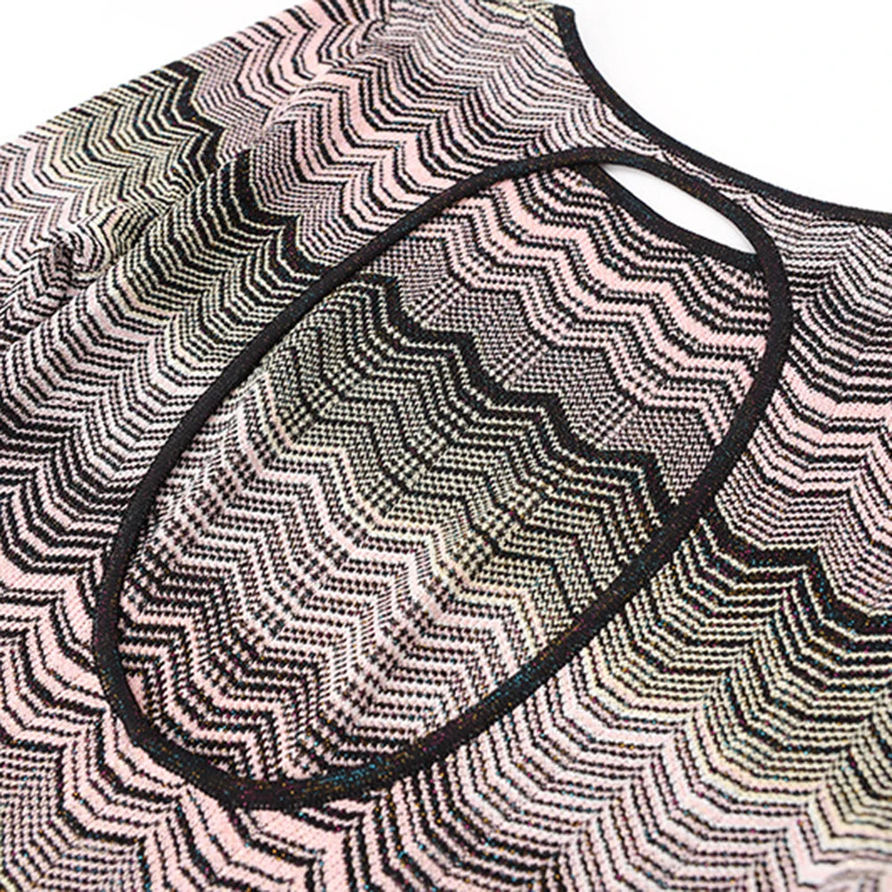 Zweiteiliges Damen-Set mit Rundhals und langen Ärmeln – Oberteil mit Diamant-Details und Rock mit hoher Taille und Patchwork-Taschen.
