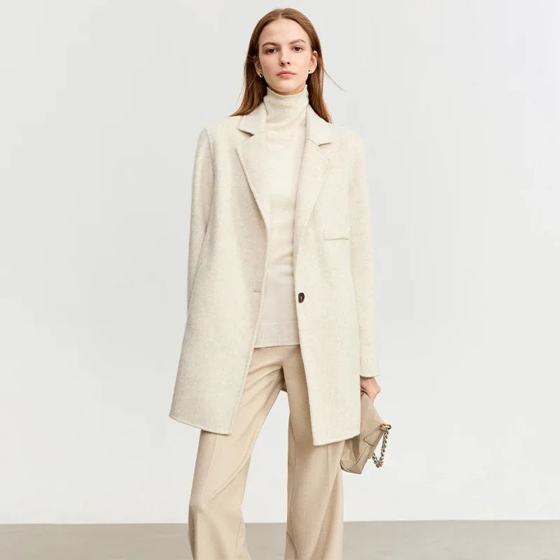 Damen Wollmantel im minimalistischen Old Money Stil mit Blazer-Kragen