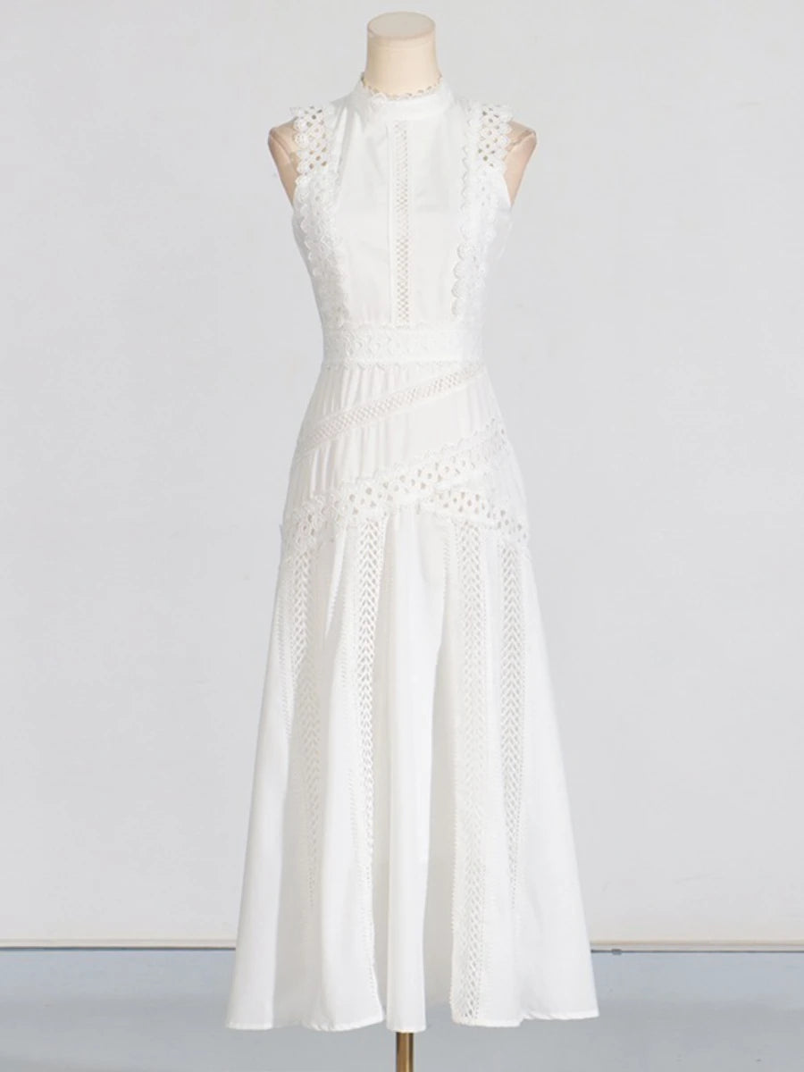 Ärmelloses Damen-Spitzenkleid mit Rundhalsausschnitt und Patchwork-Design – figurbetont und mit Hohldetails.