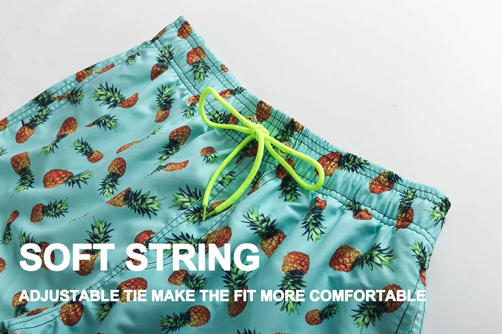 Kurze Herren-Shorts mit Print, Reißverschlusstaschen und schnelltrocknendem Material – ideal für Strand und Sport.