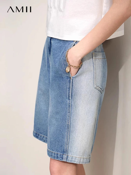Damen Jeans Shorts aus gewaschenem Denim mit Kontrastnähten im minimalistischen Stil