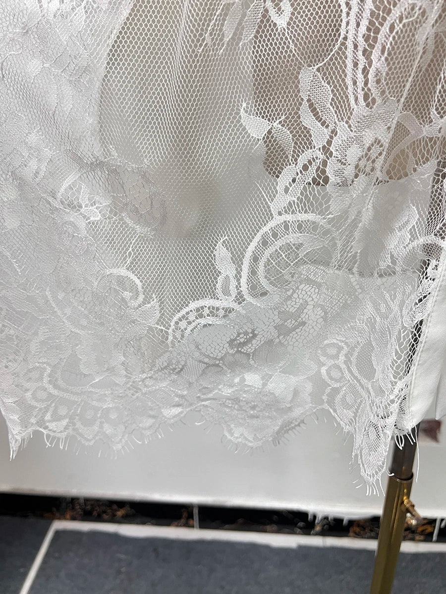 Elegantes Damen-Minikleid mit Rundhalsausschnitt, langen Ärmeln und Schnürung im Patchwork-Design – figurbetont und stilvoll.