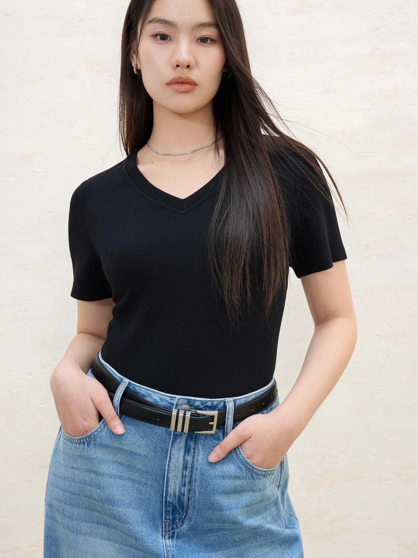 Elegantes Damen-Outfit in Plus-Size mit Shirt, Rock und Weste – ideal für den Urlaub im Frühling in Gelb