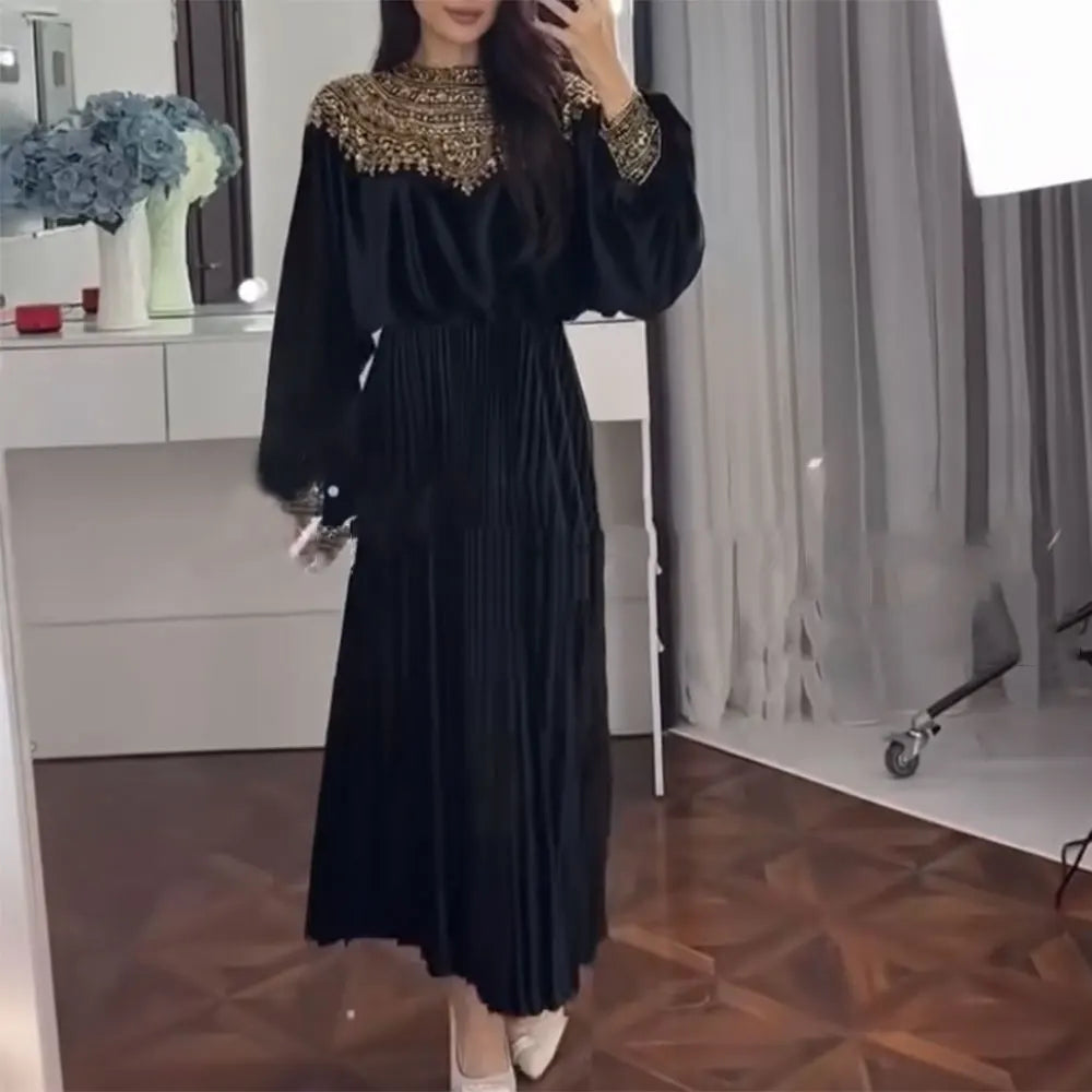 Elegantes Damenkleid mit Rundhalsausschnitt und langen Ärmeln – Patchwork-Design mit Perlen für einen stilvollen Auftritt.