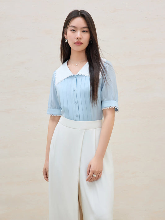 Weißes Damen-Shirt in Übergröße mit einzigartigem V-Ausschnitt-Design – ideal für den lässigen Frühlings-Look im Büro.