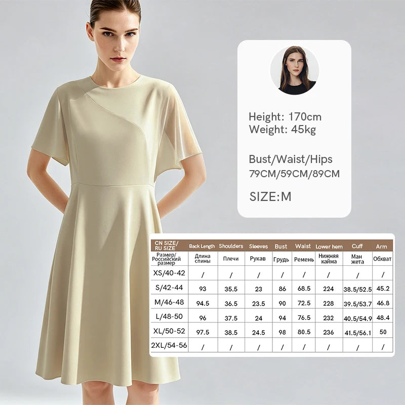 Hellbeiges tailliertes Damenkleid mit kurzen Ärmeln und weit schwingendem Rock, Rundhals