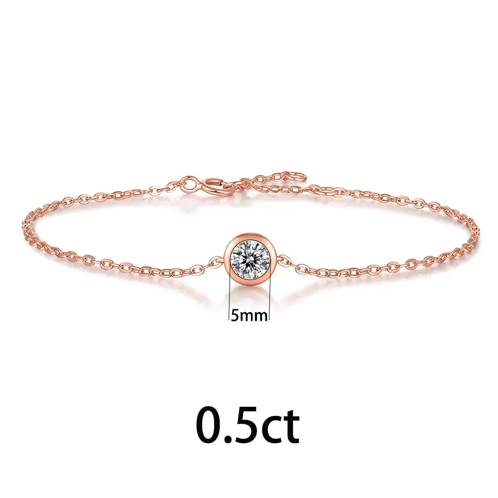 Schmuckset mit roséfarbenem Metall: feine Kette mit rundem Moissanit-Anhänger (0,5 ct)