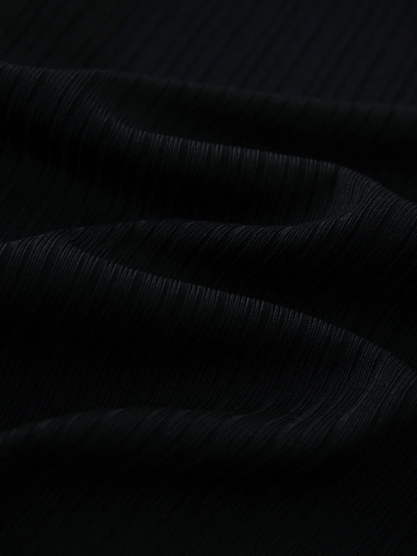 Lässiges Damen-T-Shirt im Minimalismus-Stil mit kurzen Ärmeln – vielseitig kombinierbar in zwei Farben für den Sommer.