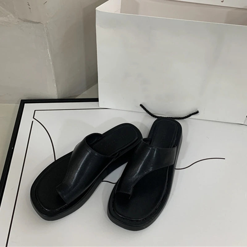 AIYUQI 2025, neue Damen-Hausschuhe, Slip-on-Strandschuhe mit flachen Sohlen, große Damensandalen mit dicken Sohlen