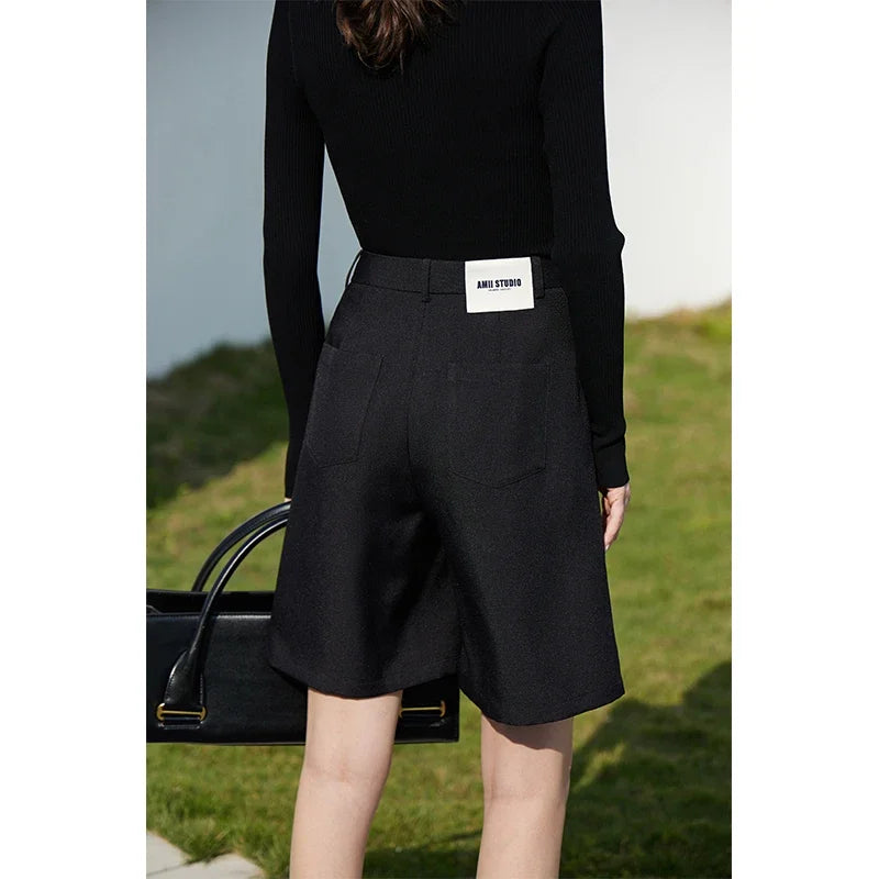 Damen Shorts im minimalistischen Stil mit breitem Bein und Taschen