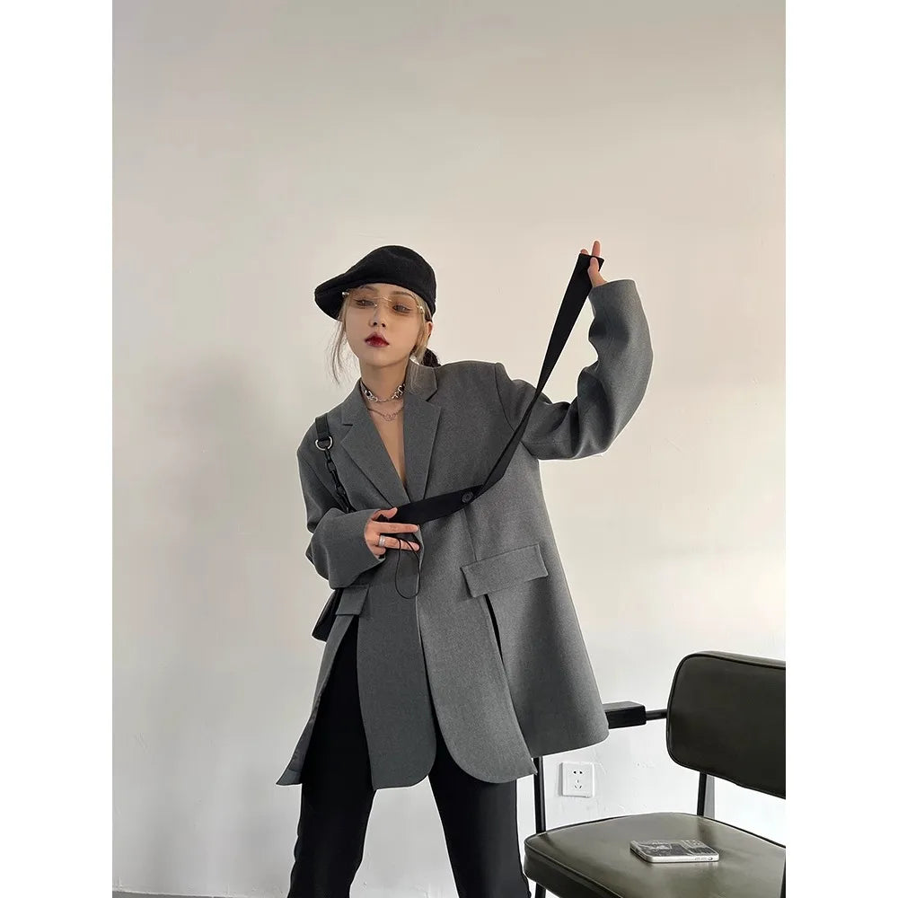 Zweiteiliges Damen-Set mit Stickerei: Langarm-Oberteil mit Reverskragen und hoch taillierte, lange Hose – stilvoll und elegant.