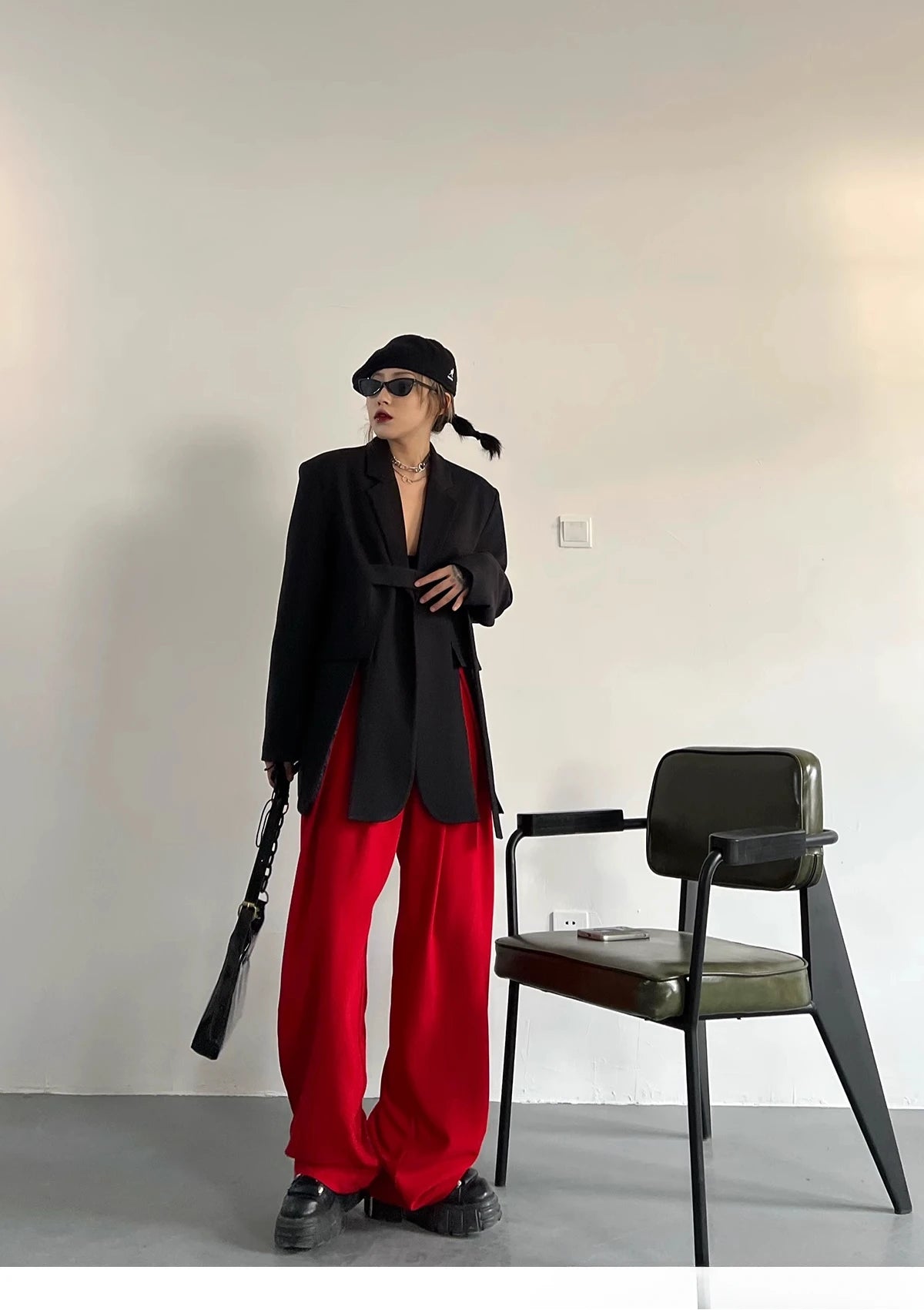 Zweiteiliges Damen-Set mit Stickerei: Langarm-Oberteil mit Reverskragen und hoch taillierte, lange Hose – stilvoll und elegant.